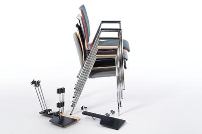 Stapelstühle mit Armlehnen und abnehmbarem Schreibtablar für flexibles Arbeiten